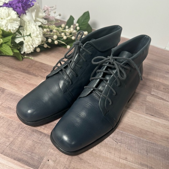 St. John’s Bay Deep Blue leather square toe ankle boots 7.5W  LIKE NEW - Picture 4 of 16